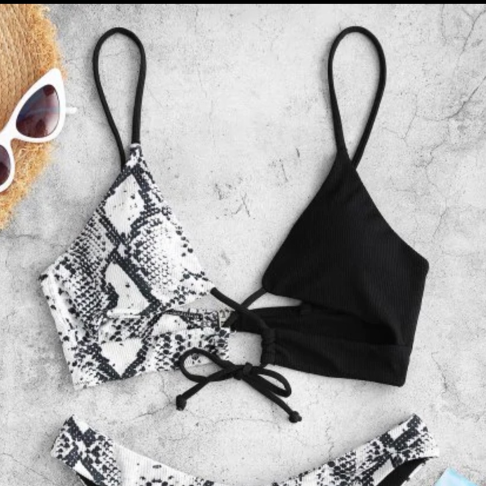 NWT Black and Snakeskin Key Hole Bikini Top